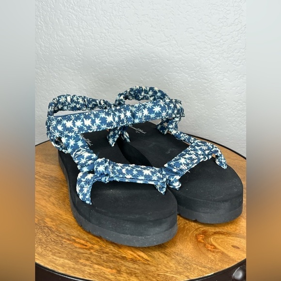 365. Universal Thread Shoes Women's Floris Platform Sport Sandals 8 - Picture 2 of 9